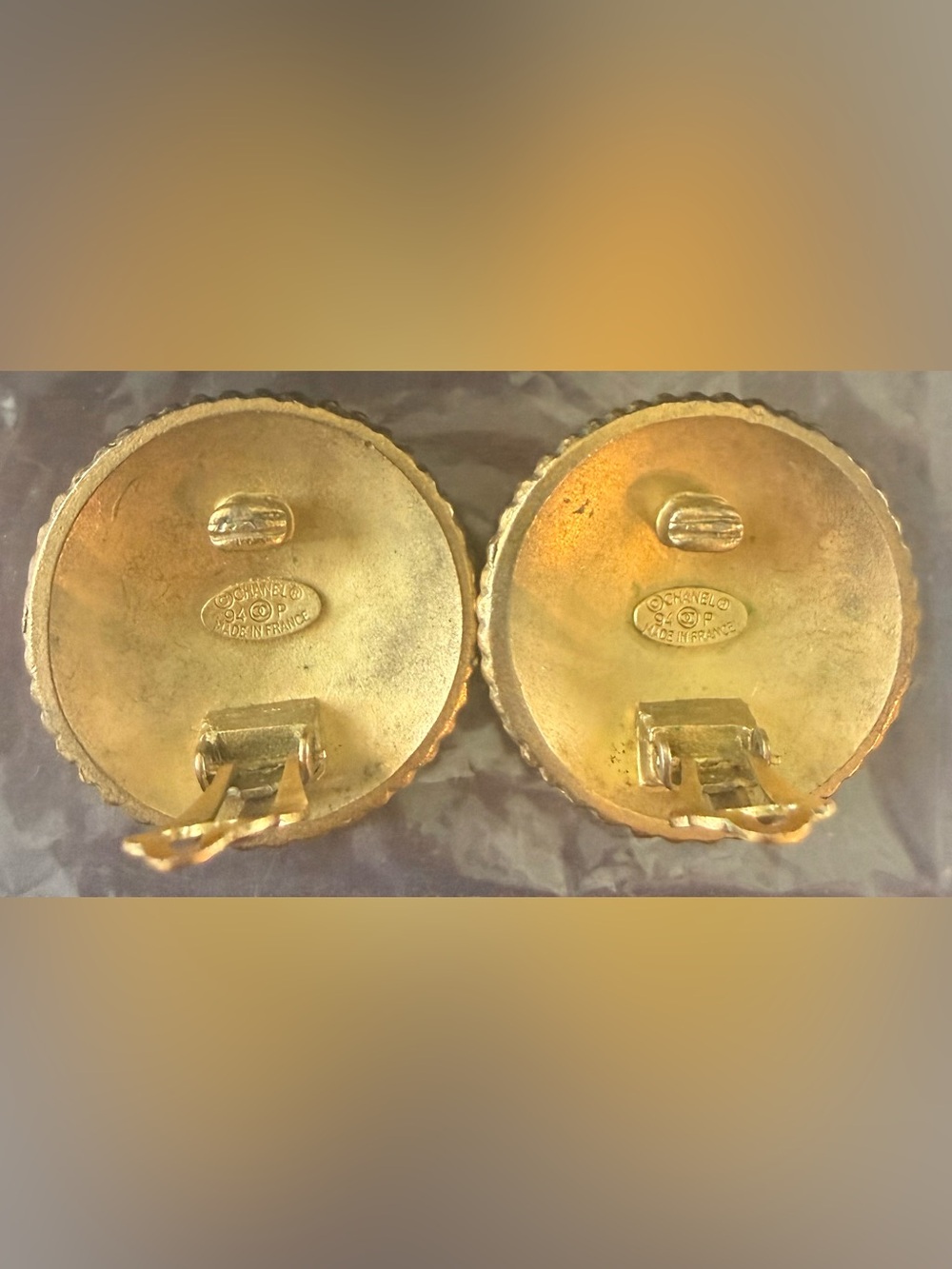 CHANEL Gold COCO large Button Earrings, clip on vintage - Picture 3 of 5